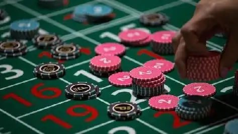 Filipino player browsing jilipinas Casino slots and live dealer games on mobile